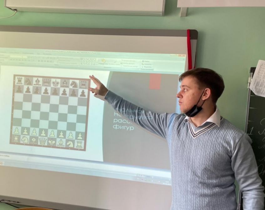 Старший преподаватель шахматного клуба «Максимум» Леонид Якушкин проводит мастер-класс