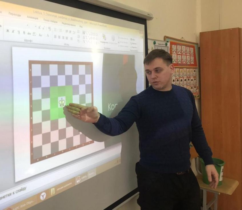 Леонид Якушкин проводит шахматный урок