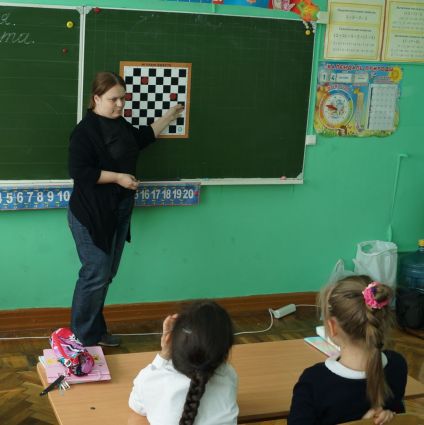 Анна Потатуева проводит шашечный урок